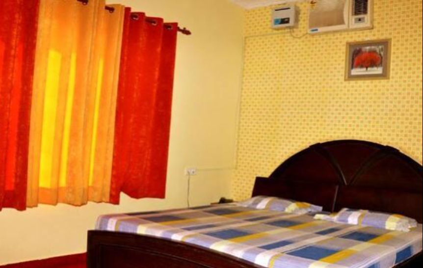 1 x Deluxe AC Room